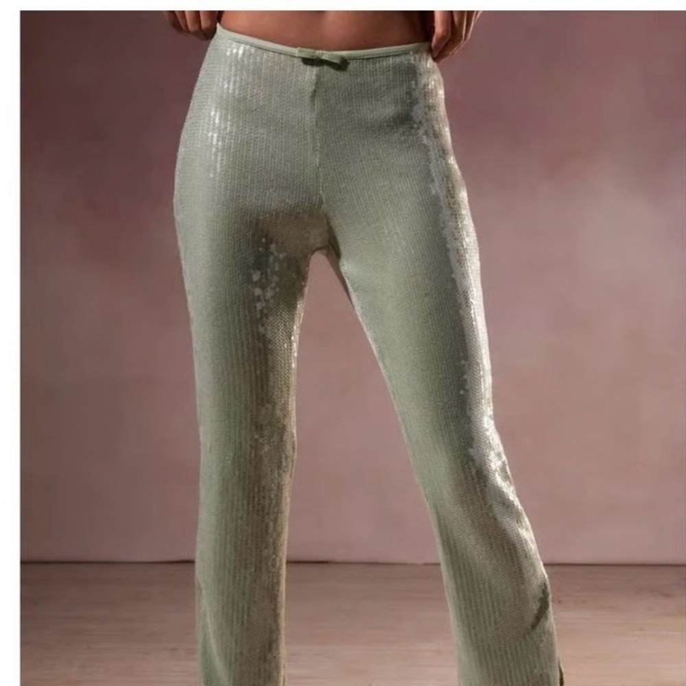 Kimchi Blue Sage Green Sequin Flare Pants NWT Women’s Size 6 Boho Glam